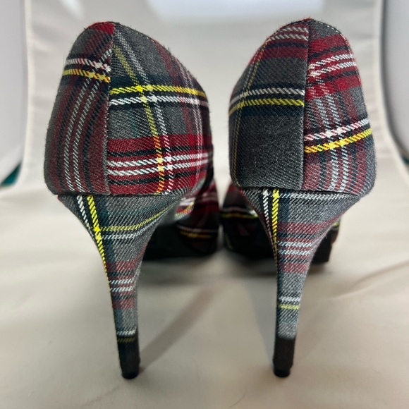 ⚠️2/20 Grey fabric red yellow plaid fall pumps sz 7 - Picture 3 of 5